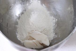 接着制作油酥，材料混合后，戴好防粘手套，搓到油和面粉混合均匀。油皮油酥都放入冰箱冷藏大约30分钟。