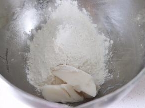 接着制作油酥，材料混合后，戴好防粘手套，搓到油和面粉混合均匀。油皮油酥都放入冰箱冷藏大约30分钟。