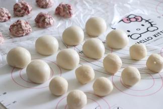 冷藏好后，所有的都从冰箱取出，水油皮、油酥、玫瑰花馅料，都等分成8份。覆盖保鲜膜，放置几分钟。