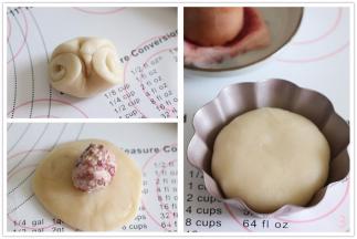 取一个对折，放入玫瑰馅料，利用虎口位置，收好口，放入花瓣模具中（学厨菊花布丁模）