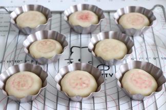 用红曲粉兑水，用小木头图章摁出红色图案，如果有食用色素的话，可以用色素，颜色更好。