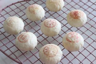 取出后，脱模在晾网上晾凉。