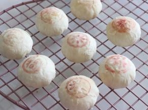 取出后，脱模在晾网上晾凉。