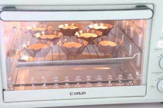 放入提前预热好的烤箱，170度28分钟，即可。