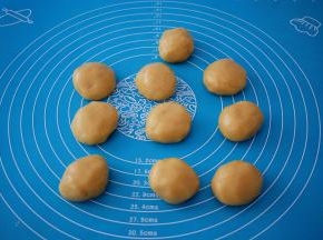 把醒发好的面团分为40克为一份