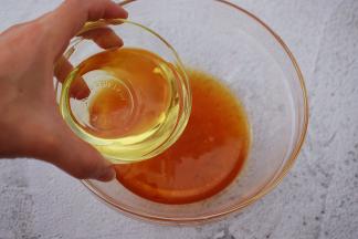 加入花生油，继续用手动打蛋器搅拌均匀