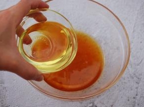加入花生油，继续用手动打蛋器搅拌均匀