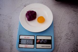蛋黄和紫薯馅合在一起为60克