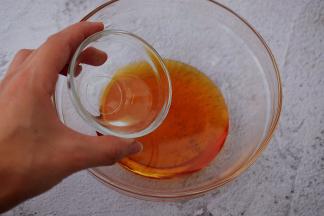转化糖浆加入枧水，用手动打蛋器搅拌均匀