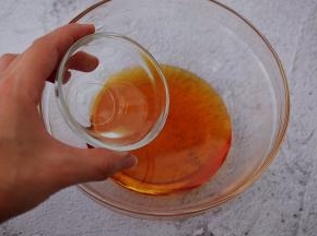 转化糖浆加入枧水，用手动打蛋器搅拌均匀