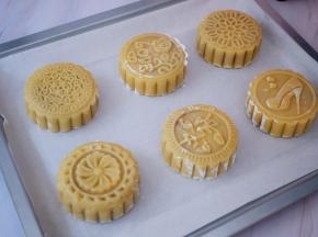 再倒扣按压在烤盘上