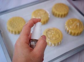 依次全部做好，月饼表面喷水