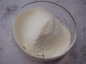 筛入中筋面粉，用刮刀拌匀，再用手揉成光滑的面团