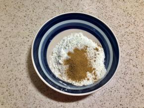 混合涂抹油酥的材料，盐5克，十三香5克，面粉80克，搅匀