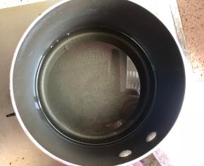 锅中放玉米油80克烧热