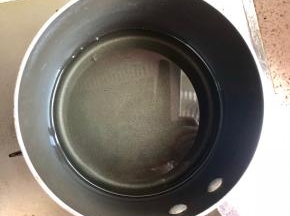 锅中放玉米油80克烧热