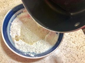 浇在面粉中