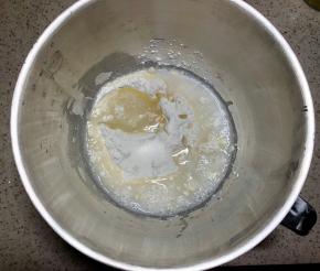 混合水油皮面团，把所有材料放入厨师机桶中，这里的水要用温水，不要用冷水哦，如果没有厨师机可以用手和面，是一样的