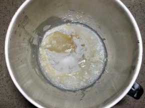 混合水油皮面团，把所有材料放入厨师机桶中，这里的水要用温水，不要用冷水哦，如果没有厨师机可以用手和面，是一样的
