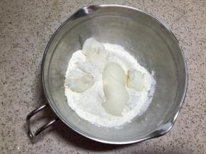 厨师机揉面大约10分钟左右，如果是手揉的话，揉到光滑就可以了，盖保鲜膜醒面20分钟