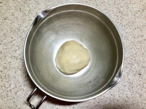 混合油酥面团，低筋粉240克，猪油120克，油酥面团混合成团，盖保鲜膜醒面