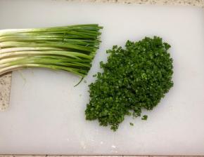 香葱把叶子部分切碎，大约需要65克左右