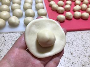 水油皮按扁，包裹油酥