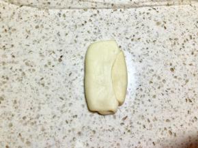 正常来说是需要醒面20分钟的，但是量多，做完最后一个第一个也醒差不多了，把面团按扁