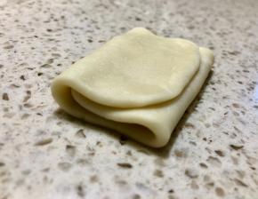 折成三折，如图