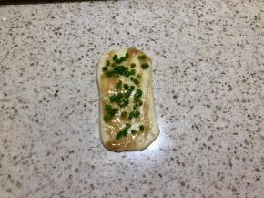 抹上一点点油酥糊，撒葱花