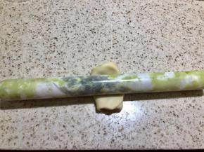 竖过来，按压紧实后，擀长