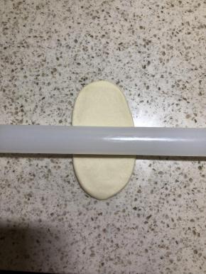 擀长至8公分左右，不需要太长