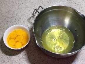 分离蛋清和蛋黄，大盆中是6个蛋清，小盆中是6个蛋黄和一个全蛋