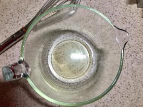 玉米油加热至起小波纹，倒入一个打蛋盆中