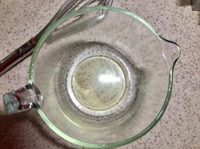 玉米油加热至起小波纹，倒入一个打蛋盆中