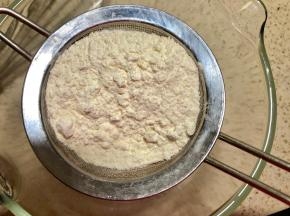 筛入低筋面粉搅匀