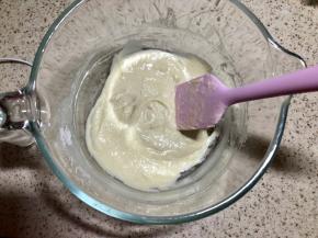 加入牛奶，搅匀