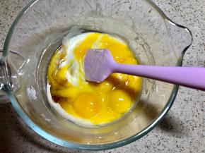 加入6个蛋黄和一只全蛋，搅匀