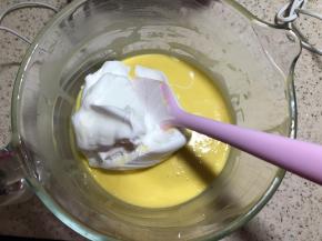 取三分之一蛋白加入蛋黄糊中，翻拌均匀