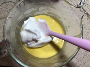 取三分之一蛋白加入蛋黄糊中，翻拌均匀