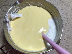 再倒回蛋白盆中，翻拌均匀