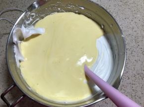再倒回蛋白盆中，翻拌均匀