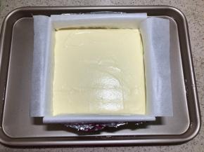 20*20的戚风模具，提前铺好油纸，我的模具是活底的，所以最好要把模具底部裹两层锡纸哦，放入大烤盘中，烤盘中放少许水