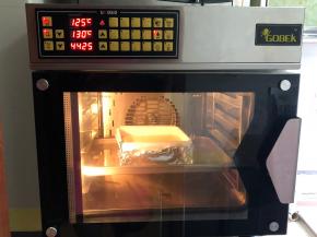 烤箱提前预热130度烘烤50分钟左右