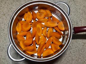 胡萝卜220克，是去皮后的重量，切小块，上锅蒸15分钟