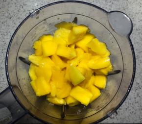 把芒果肉放入料理机中