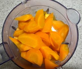 放入蒸的软烂的胡萝卜和柠檬汁