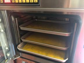 这个配方我是做了大概三盘，可以根据实际改动，烤箱提前预热100度