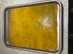 准备烤盘，我的烤盘比较大，40×30左右的，做了三盘，铺硅胶垫或者油布，不要用油纸，硅胶垫油布都可以，倒入果浆，用刮板刮平也行，最好用个圆底的大勺子画圈圈，这样铺的更均匀，方法可以随意哦