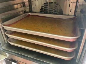 烤完的果丹皮，会变薄许多